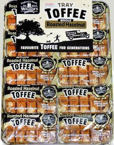 10 stk av 100g Walkers Roasted Hazelnut Toffee i metallbrett
