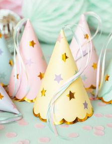 6 stk Partyhatter i Forskjellige Farger med Stjerner og Dusk