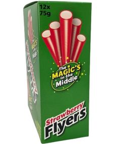 1800576000_112 stk Maxilin Strawberry Flyers - Lakrisstenger med Jordbærfyll - Hel Eske 900 gram