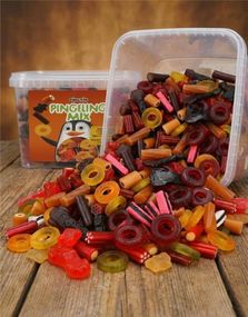 1782432000_1Pingvin Pingeling Mix - Boks med Blandede Lakris og Vingummibiter 2 kg