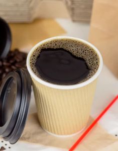 5 stk Rillede Varmekopper/Kaffekopper med Lokk i Papp - 355 ml