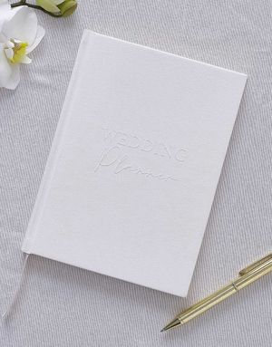 Hvit Bryllupsplanlegger med "Wedding Planner" i Preget Tekst - 49 Sider 22x15 cm - Mordern Luxe