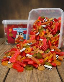 1770249600_1Pingvin Weekend Mix - Boks med Blandede Lakris, Stenger og Vingummibiter 2 kg
