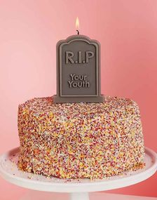 Kakelys Formet som Gravstein "R.I.P Your Youth" 9,5 cm