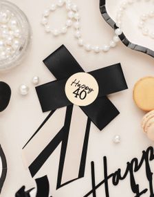 Happy 40 År - Krem Hvit og Svart Rosette 11x17 cm