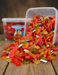 Pingvin Weekend Mix - Boks med Blandede Lakris, Stenger og Vingummibiter 2 kg